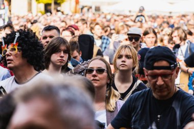 Wroclaw, Polonya - Mayıs 12023: Gitar Guinness Dünya Rekoru 2023 'te gitarlı katılımcılar, rekor 7967 gitarla pazar meydanında yenildi