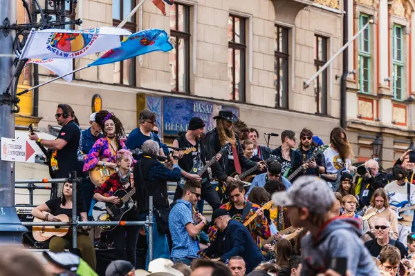 Wroclaw, Polonya - Mayıs 12023: Gitarlı ve gitarlı katılımcılar ve açık etkinlik Guinness Rekoru 2023 'te rekor 7967 gitarla pazar meydanında çalındı