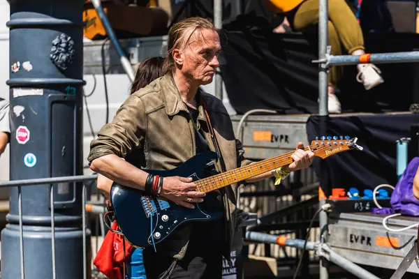 Wroclaw, Polonya - Mayıs 12023: Gitar Guinness Dünya Rekoru 2023 'te gitarlı katılımcılar, rekor 7967 gitarla pazar meydanında yenildi