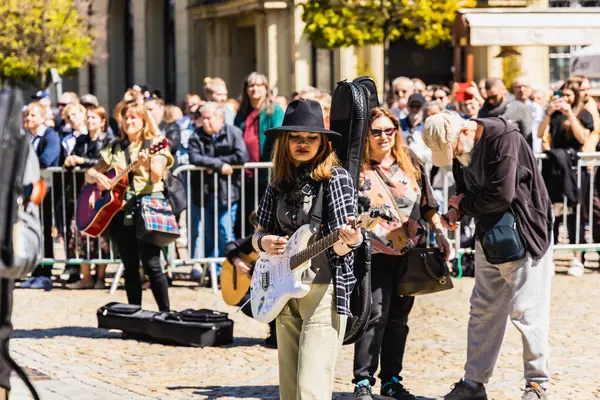 Wroclaw, Polonya - Mayıs 12023: Gitar Guinness Dünya Rekoru 2023 'te gitarlı katılımcılar, rekor 7967 gitarla pazar meydanında yenildi