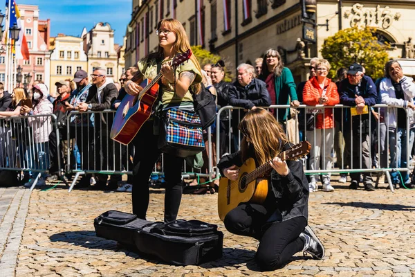 Wroclaw, Polonya - Mayıs 12023: Gitar Guinness Dünya Rekoru 2023 'te gitarlı katılımcılar, rekor 7967 gitarla pazar meydanında yenildi