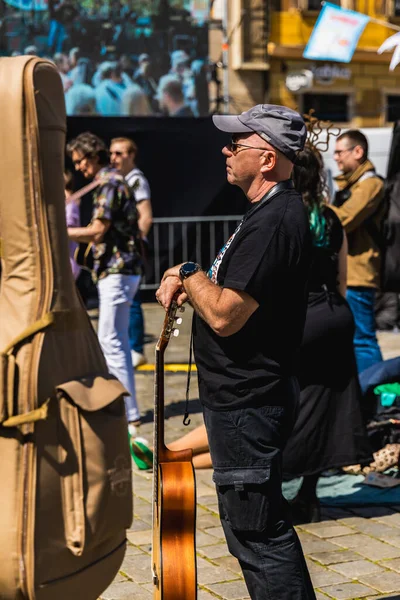 Wroclaw, Polonya - Mayıs 12023: Gitar Guinness Dünya Rekoru 2023 'te gitarlı katılımcılar, rekor 7967 gitarla pazar meydanında yenildi