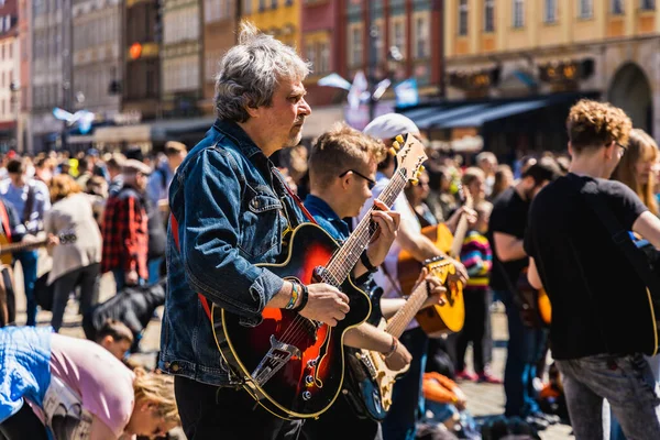 Wroclaw, Polonya - Mayıs 12023: Gitar Guinness Dünya Rekoru 2023 'te gitarlı katılımcılar, rekor 7967 gitarla pazar meydanında yenildi