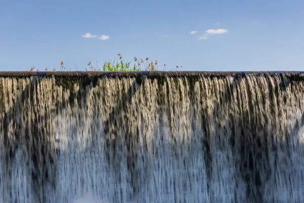 Невеликий Водоспад Потоковою Водою Над Рівнем Води Дамбі — стокове фото