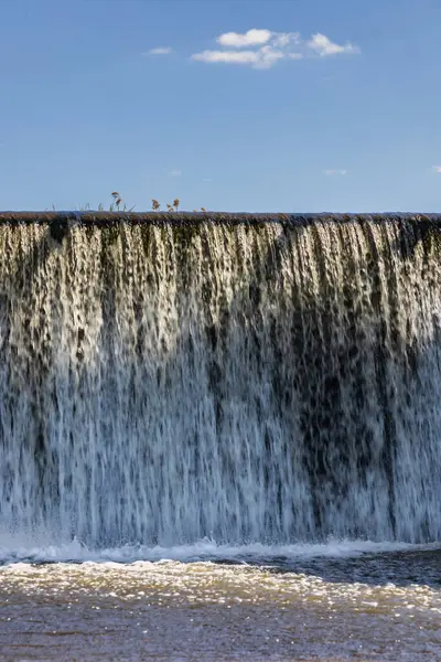 Невеликий Водоспад Потоковою Водою Над Рівнем Води Дамбі — стокове фото
