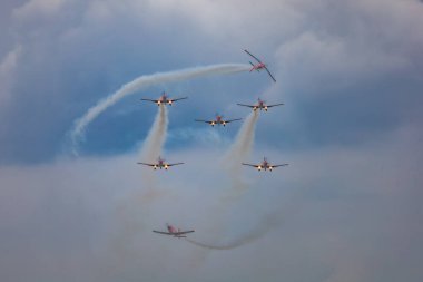 Leszno, Polonya - 16 Haziran 2023: Antidotum Airshow Leszno 2023 ve tek başına uçan helikopter ve uçakların gösterimi