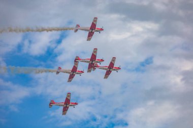 Leszno, Polonya - 16 Haziran 2023: Antidotum Airshow Leszno 2023 ve tek başına uçan helikopter ve uçakların gösterimi