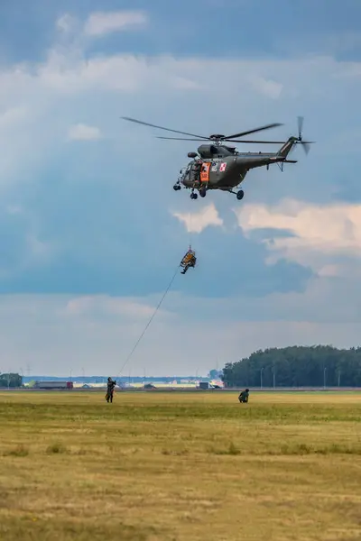 ポーランドのレシスノ 6月16 2023 アンチドトウムエアショーレシスノ2023と単独で飛行ヘリコプターと飛行機のショーとグループで — ストック写真