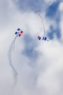 Leszno, Polonya - 16 Haziran 2023: Antidotum Airshow Leszno 2023 ve Frenk ve Polonya bayrağıyla paraşütlerle uçan PHENIX Büyükelçilerinin gösterimi