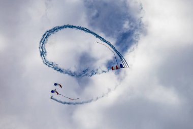 Leszno, Polonya - 16 Haziran 2023: Antidotum Airshow Leszno 2023 ve Frenk ve Polonya bayrağıyla paraşütlerle uçan PHENIX Büyükelçilerinin gösterimi