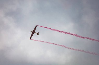 Leszno, Polonya - 16 Haziran 2023: Antidotum Hava Gösterisi Leszno 2023 ve DFS Habicht gökyüzü planörlü akrobatik gösteriler bulutlu gökyüzünde sis gösterisi