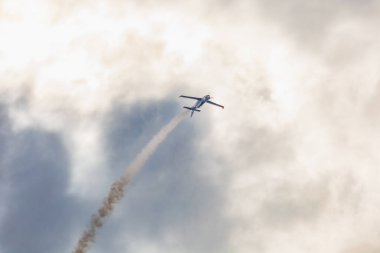 Leszno, Polonya - 16 Haziran 2023: Antidotum Airshow Leszno 2023 ve PZL-130 Orlik eğitim uçağının akrobatik gösterileri