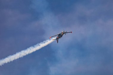 Leszno, Polonya - 16 Haziran 2023: Antidotum Airshow Leszno 2023 ve PZL-130 Orlik eğitim uçağının akrobatik gösterileri