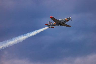 Leszno, Polonya - 16 Haziran 2023: Antidotum Airshow Leszno 2023 ve PZL-130 Orlik eğitim uçağının akrobatik gösterileri