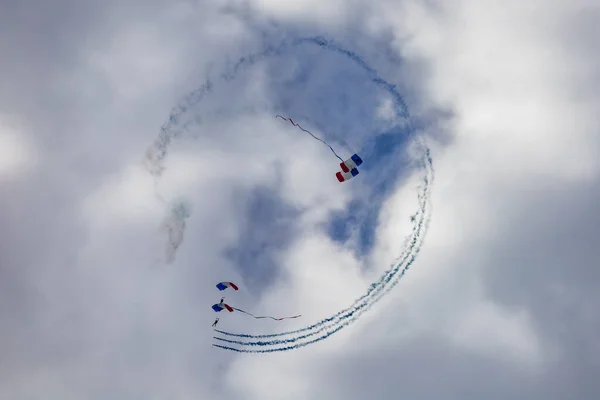 ポーランド レシュノ 6月16日 2023年6月 アノテウムエアショーレシュノ2023とフランスとポーランドの旗とたくさんの煙でパラシュート上を飛行するPhenixアンバサダーパラチュテスのショー — ストック写真