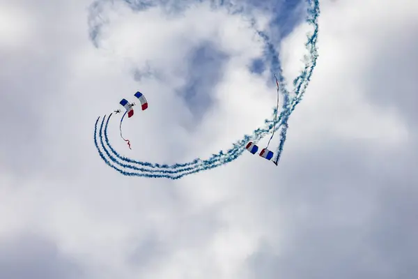 ポーランド レシュノ 6月16日 2023年6月 アノテウムエアショーレシュノ2023とフランスとポーランドの旗とたくさんの煙でパラシュート上を飛行するPhenixアンバサダーパラチュテスのショー — ストック写真