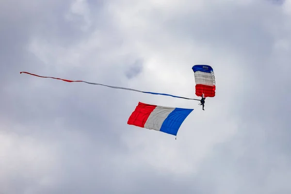 波兰莱什诺 2023年6月16日 莱什诺2023年解药 展示菲尼克斯大使级人物带着法国国旗 抛光旗和浓烟从降落伞中飞下来 — 图库照片