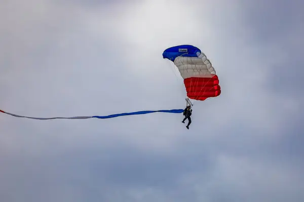 波兰莱什诺 2023年6月16日 莱什诺2023年解药 展示菲尼克斯大使级人物带着法国国旗 抛光旗和浓烟从降落伞中飞下来 — 图库照片