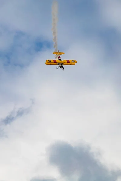 ポーランド レスノ 6月16日 2023年6月16日 アンチドロチウ レスノ2023と青い曇りの空の黄色いボーイング ステアマン飛行機のアクロバティックショー — ストック写真