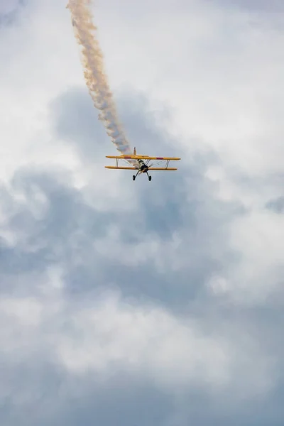 ポーランド レスノ 6月16日 2023年6月16日 アンチドロチウ レスノ2023と青い曇りの空の黄色いボーイング ステアマン飛行機のアクロバティックショー — ストック写真