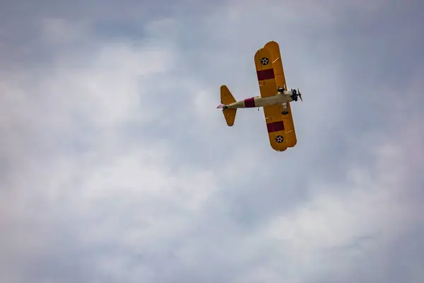 레스노 폴란드 16일 2023년 구름이 하늘에 노란색 스테어만 비행기의 안티오티드 — 스톡 사진