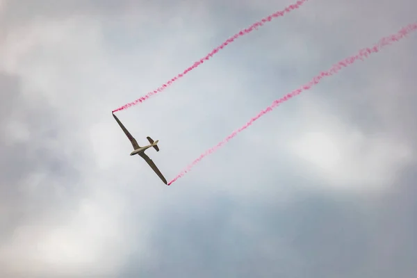 ポーランド レスノ 6月16日 2023年6月16日 アンチドロチウレスノ2023と雲の空で煙のショーでDfsハビットスカイグライダーのアクロバティックショー — ストック写真