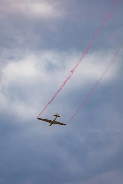 ポーランド レスノ 6月16日 2023年6月16日 アンチドロチウレスノ2023と雲の空で煙のショーでDfsハビットスカイグライダーのアクロバティックショー — ストック写真