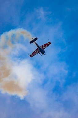 Leszno, Polonya - 16 Haziran 2023: Antidotum Hava Gösterisi Leszno 2023 ve akrobatik gösteriler mavi bulutlu gökyüzünde Equipe de Voltige dumanı ile dolu