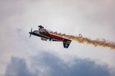 Leszno, Polonya - 16 Haziran 2023: Antidotum Hava Gösterisi Leszno 2023 ve akrobatik gösteriler mavi bulutlu gökyüzünde Equipe de Voltige dumanı ile dolu