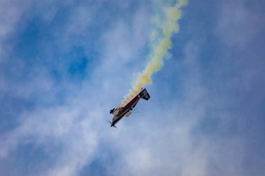 Leszno, Polonya - 16 Haziran 2023: Antidotum Hava Gösterisi Leszno 2023 ve akrobatik gösteriler mavi bulutlu gökyüzünde Equipe de Voltige dumanı ile dolu