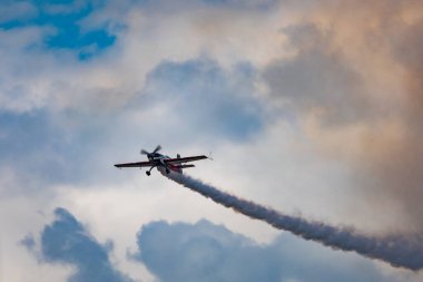 Leszno, Polonya - 16 Haziran 2023: Antidotum Hava Gösterisi Leszno 2023 ve akrobatik gösteriler mavi bulutlu gökyüzünde Equipe de Voltige dumanı ile dolu