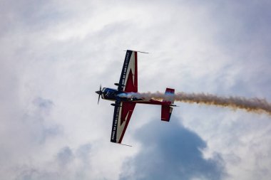 Leszno, Polonya - 16 Haziran 2023: Antidotum Hava Gösterisi Leszno 2023 ve akrobatik gösteriler mavi bulutlu gökyüzünde Equipe de Voltige dumanı ile dolu