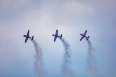 Leszno, Polonya - 16 Haziran 2023: Antidotum Hava Şovu Leszno 2023 ve akrobatik, bulutlu bir gökyüzünde The Royal Jordanian Falcons takımının dumanlarıyla dolu