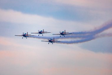 Leszno, Polonya - 16 Haziran 2023: Antidotum Hava Şovu Leszno 2023 ve akrobatik, bulutlu bir gökyüzünde The Royal Jordanian Falcons takımının dumanlarıyla dolu