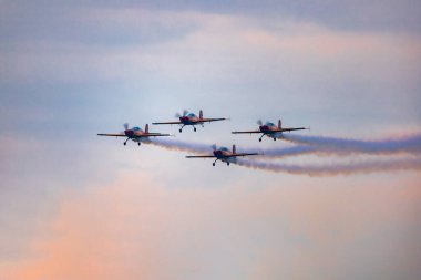 Leszno, Polonya - 16 Haziran 2023: Antidotum Hava Şovu Leszno 2023 ve akrobatik, bulutlu bir gökyüzünde The Royal Jordanian Falcons takımının dumanlarıyla dolu