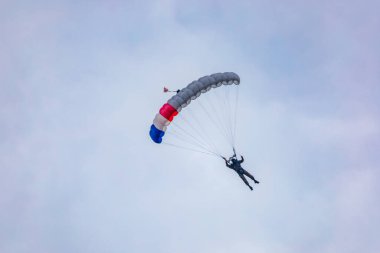 Leszno, Polonya - 16 Haziran 2023: Antidotum Airshow Leszno 2023 ve tek başına uçan helikopter ve uçakların gösterimi