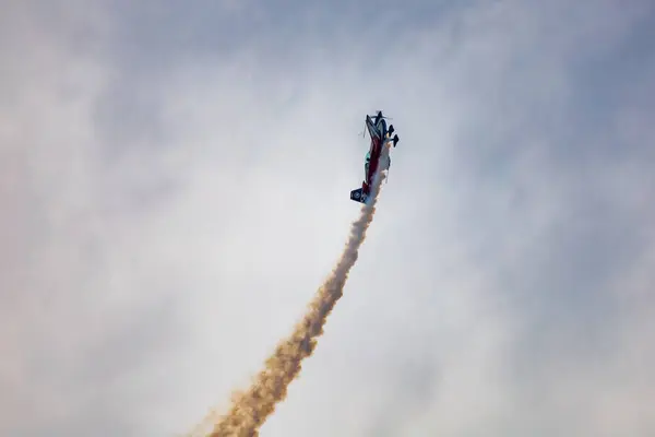 波兰莱什诺 2023年6月16日 解药航空展莱什诺2023和杂技表演在蓝云的天空中充满了伏尔铁格的烟雾 — 图库照片