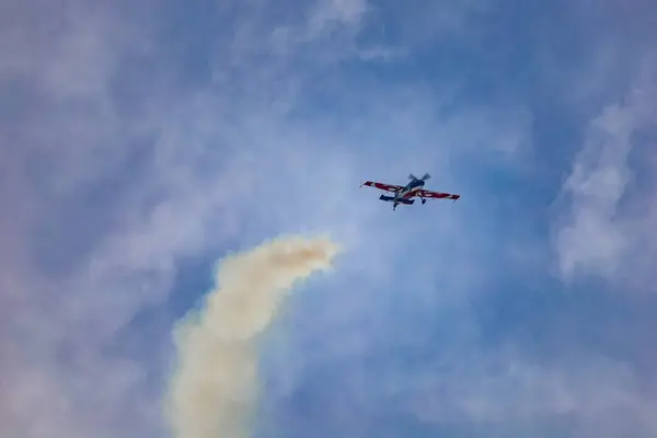 ポーランド レスノ 6月16日 2023 アンチドロチウ レスノ2023とアクロバティックショーブルーの曇りの空のエデュヴォルステージの煙でいっぱいの — ストック写真