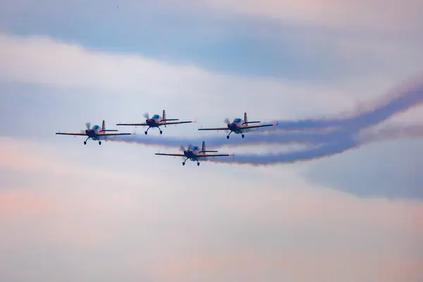 波兰莱什诺 2023年6月16日 在乌云密布的天空中 皇家约旦猎鹰队的解药节目莱什诺2023和杂技表演充满了烟雾 — 图库照片