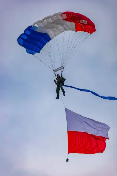 波兰莱什诺 2023年6月16日 莱什诺2023 解药航展 展示单独飞行的直升机和飞机 成组飞行 很少有降落伞 — 图库照片
