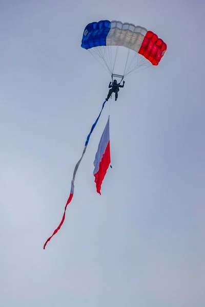 波兰莱什诺 2023年6月16日 莱什诺2023 解药航展 展示单独飞行的直升机和飞机 成组飞行 很少有降落伞 — 图库照片