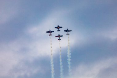 Leszno, Polonya - 16 Haziran 2023: Antidotum Hava Şovu Leszno 2023 ve akrobatik gösteriler bulutlu bir gökyüzünde Uçan Boğalar Akrobatik Takımı dumanı ile dolu