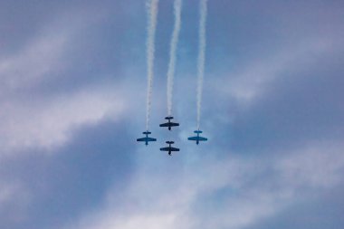 Leszno, Polonya - 16 Haziran 2023: Antidotum Hava Şovu Leszno 2023 ve akrobatik gösteriler bulutlu bir gökyüzünde Uçan Boğalar Akrobatik Takımı dumanı ile dolu