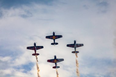 Leszno, Polonya - 16 Haziran 2023: Antidotum Hava Şovu Leszno 2023 ve akrobatik gösteriler bulutlu bir gökyüzünde Uçan Boğalar Akrobatik Takımı dumanı ile dolu
