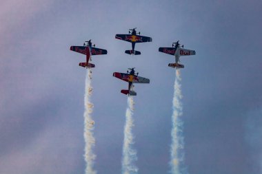 Leszno, Polonya - 16 Haziran 2023: Antidotum Hava Şovu Leszno 2023 ve akrobatik gösteriler bulutlu bir gökyüzünde Uçan Boğalar Akrobatik Takımı dumanı ile dolu