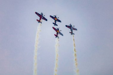 Leszno, Polonya - 16 Haziran 2023: Antidotum Hava Şovu Leszno 2023 ve akrobatik gösteriler bulutlu bir gökyüzünde Uçan Boğalar Akrobatik Takımı dumanı ile dolu