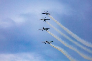 Leszno, Polonya - 16 Haziran 2023: Antidotum Hava Şovu Leszno 2023 ve akrobatik gösteriler bulutlu bir gökyüzünde Uçan Boğalar Akrobatik Takımı dumanı ile dolu