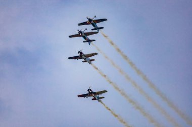 Leszno, Polonya - 16 Haziran 2023: Antidotum Hava Şovu Leszno 2023 ve akrobatik gösteriler bulutlu bir gökyüzünde Uçan Boğalar Akrobatik Takımı dumanı ile dolu