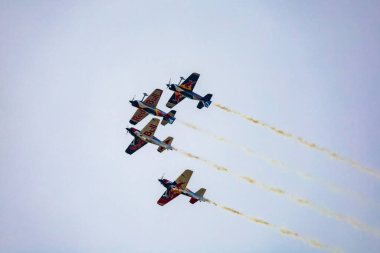 Leszno, Polonya - 16 Haziran 2023: Antidotum Hava Şovu Leszno 2023 ve akrobatik gösteriler bulutlu bir gökyüzünde Uçan Boğalar Akrobatik Takımı dumanı ile dolu