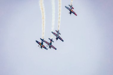 Leszno, Polonya - 16 Haziran 2023: Antidotum Hava Şovu Leszno 2023 ve akrobatik gösteriler bulutlu bir gökyüzünde Uçan Boğalar Akrobatik Takımı dumanı ile dolu